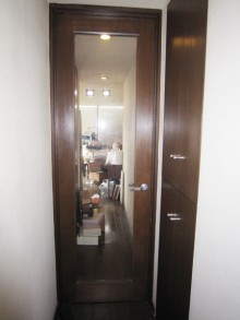 吹き抜け天井に木の梁で作ったオリジナル照明